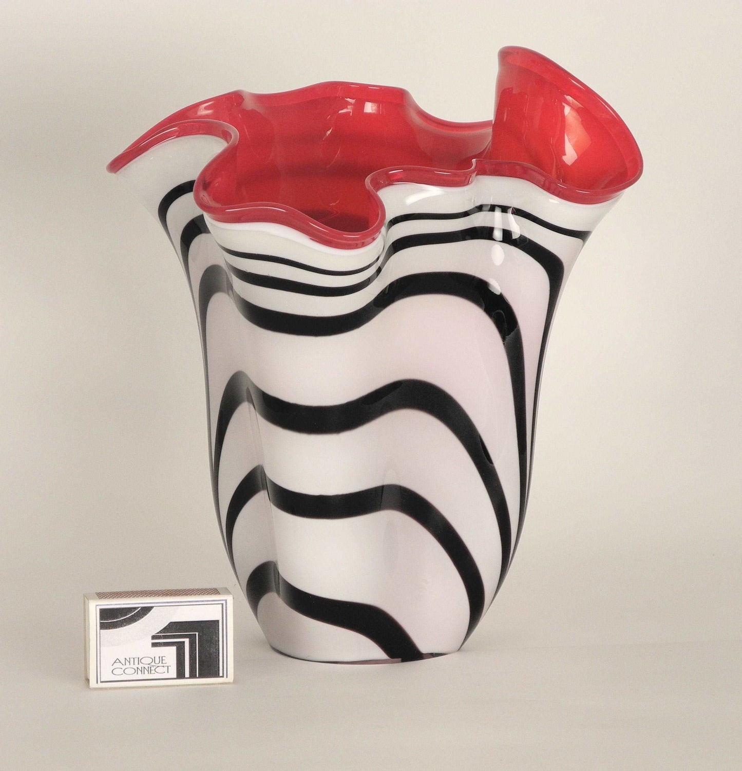 Weisschwarze Fazzoletti Vase mit leuchtend rotem Innenfang.