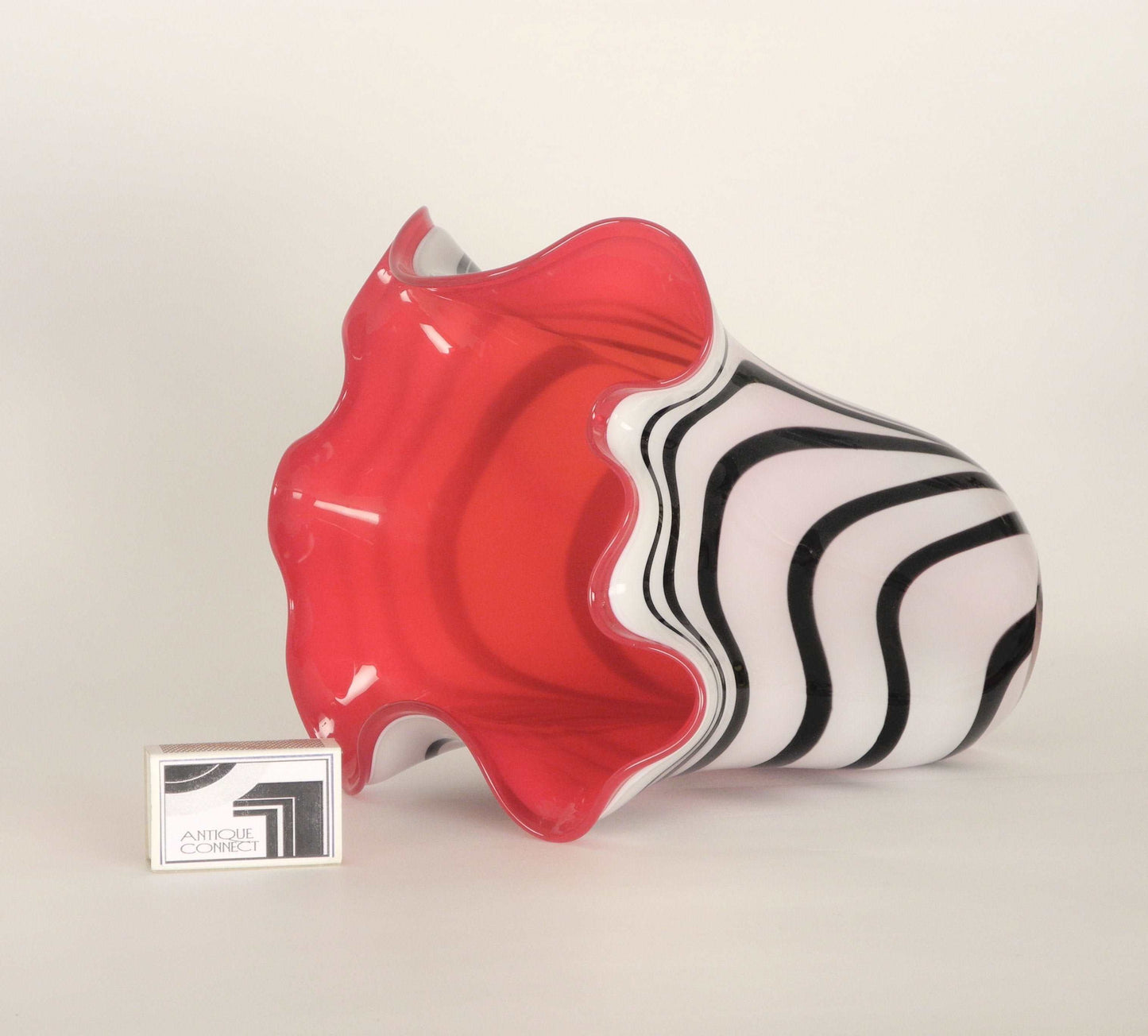 Weisschwarze Fazzoletti Vase mit leuchtend rotem Innenfang.