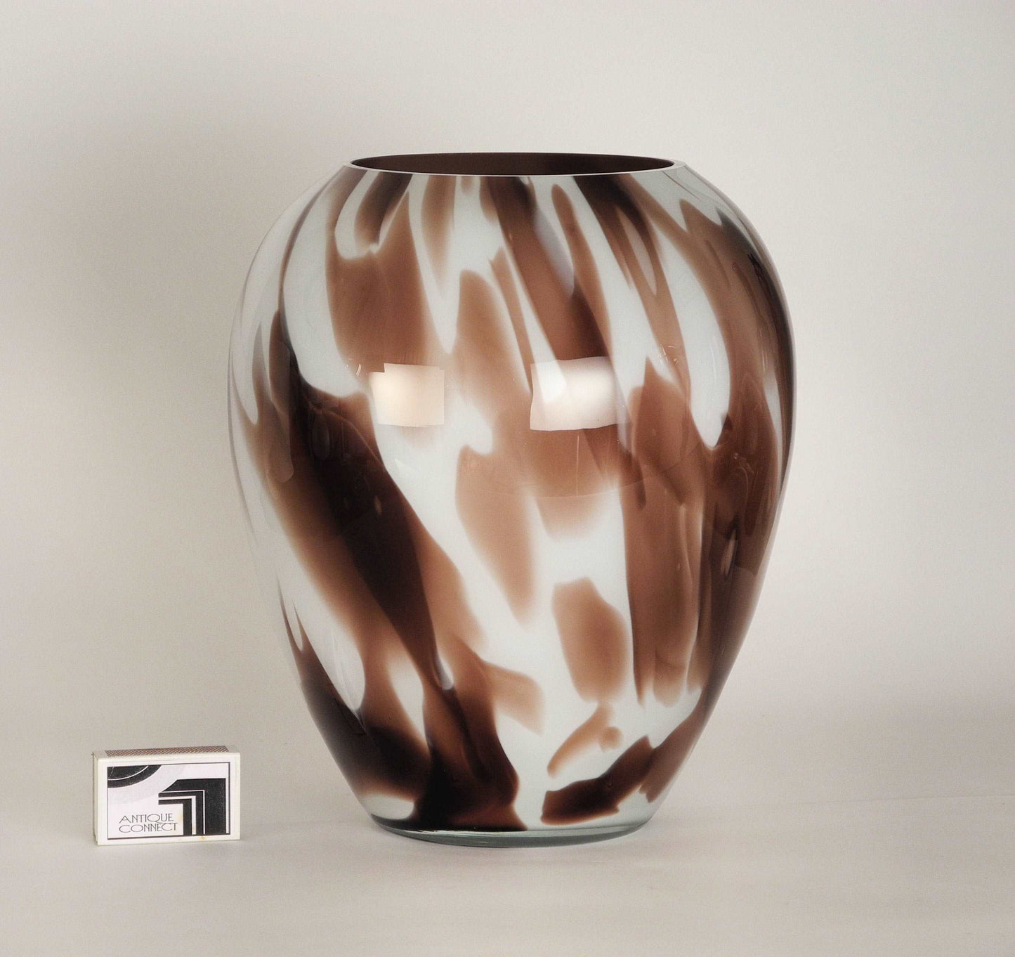 Grosse, bauchige Vase in Braun und Weiss.