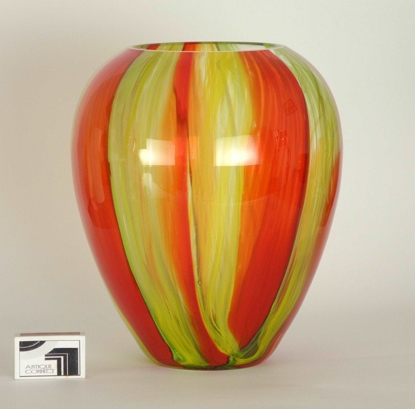 Dekorative grosse Bodenvase in Rot und Gelb.