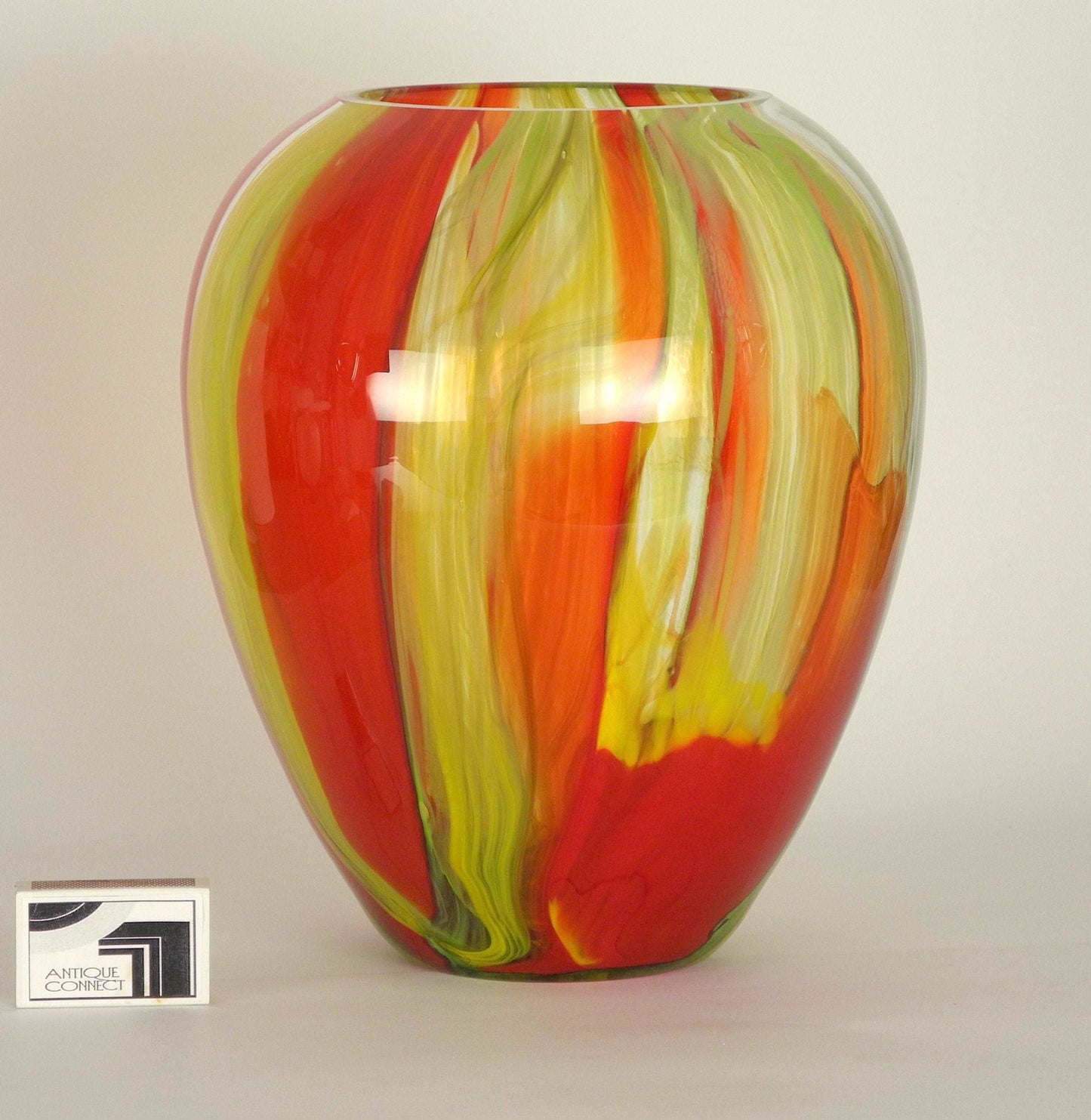 Dekorative grosse Bodenvase in Rot und Gelb.