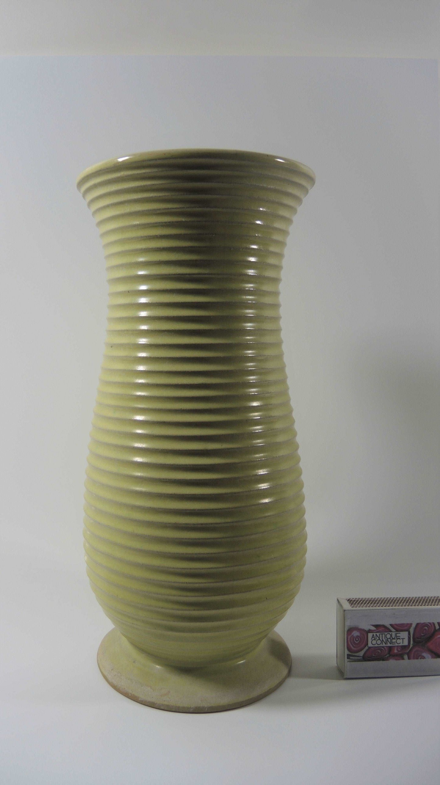 Antike olivgrün lasierte Keramikvase, gemarkt. Vasen vendor-unknown