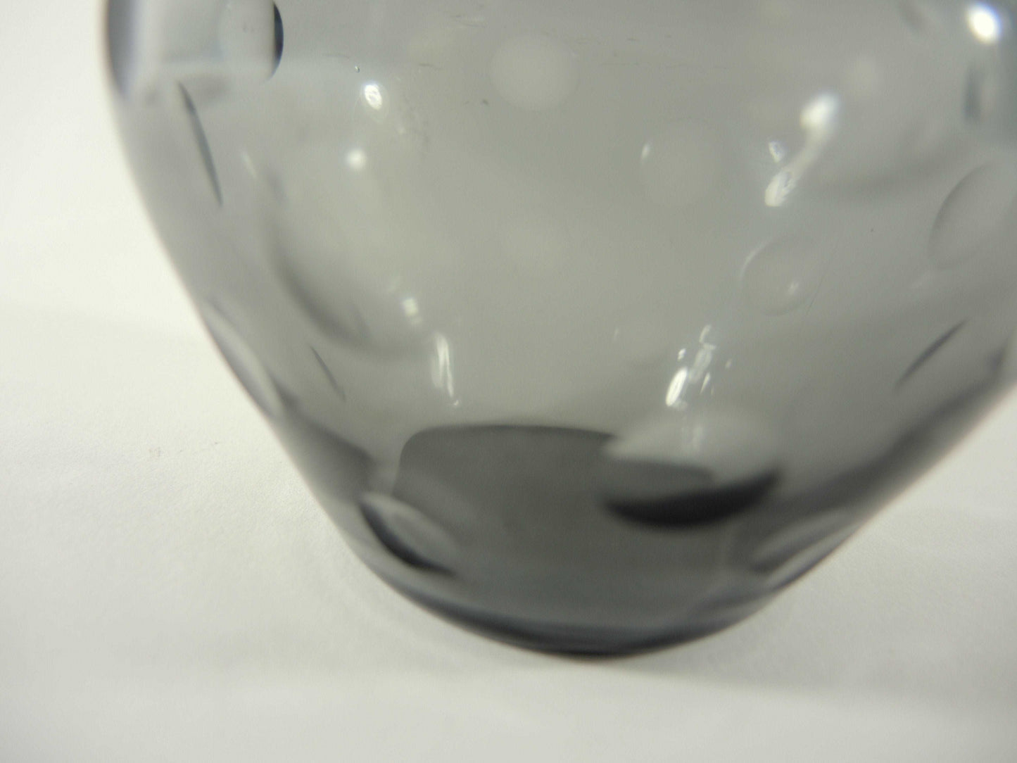Kleine graue Vase mit geschliffenen Augen.