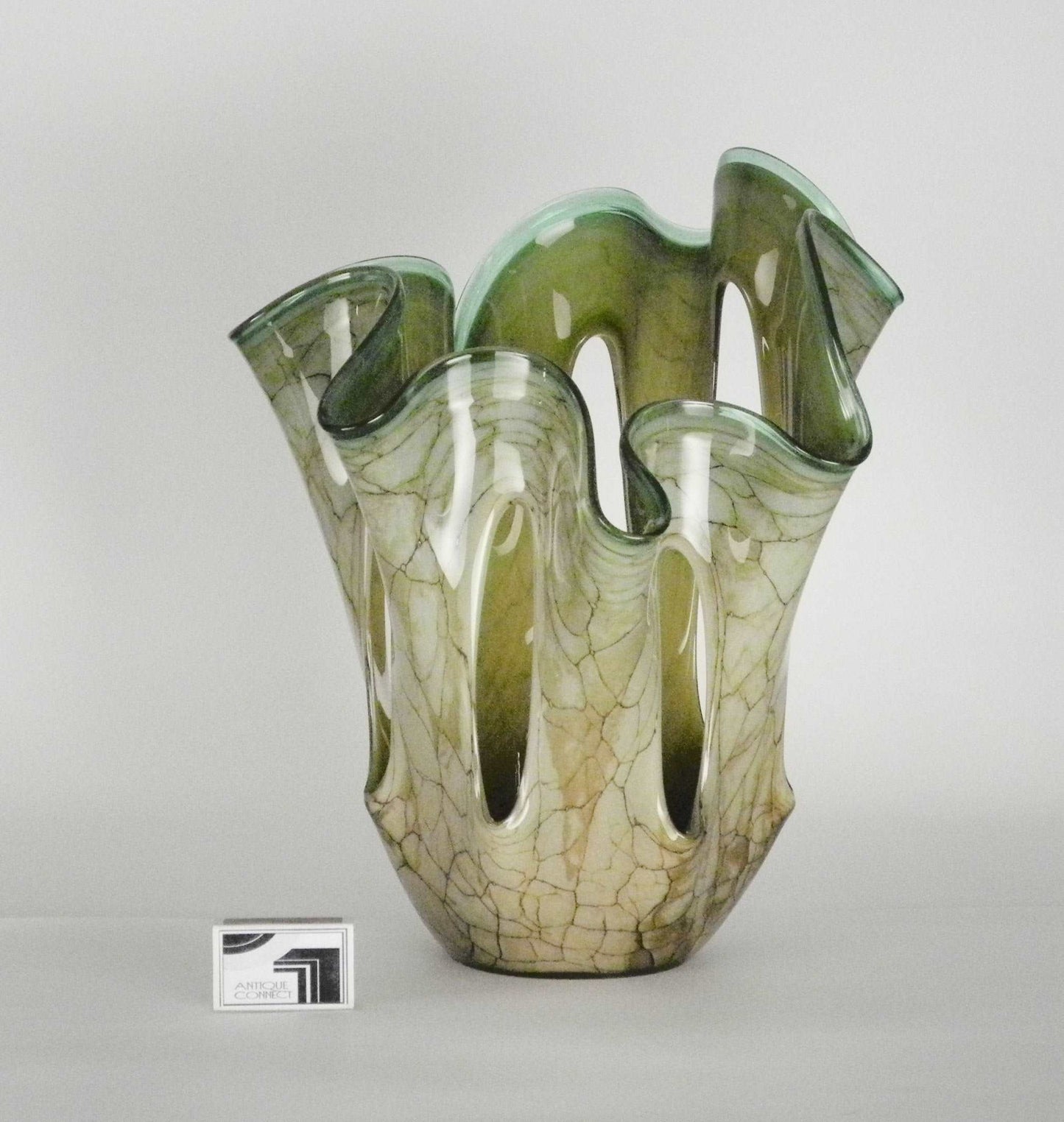 Grosse olivgüne Design Fazzoletti Vase mit Löchern Vasen vendor-unknown
