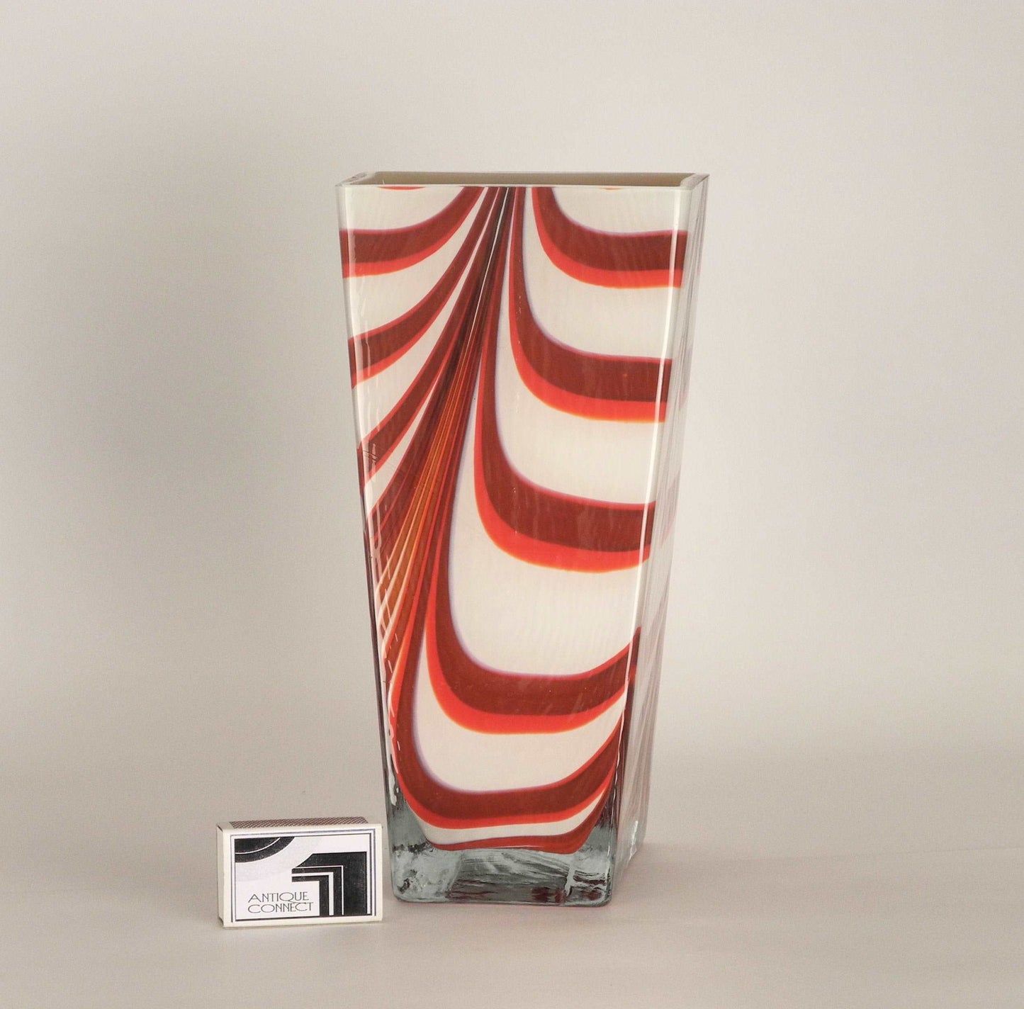 Grosse quadratische weissrote Vase.