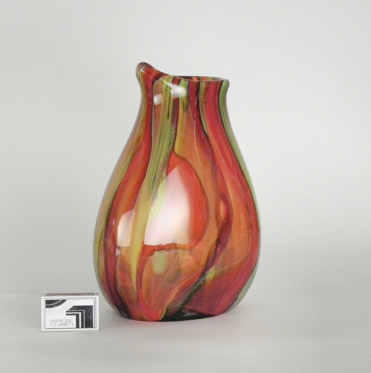 Leuchtend farbige Schnabelvase.