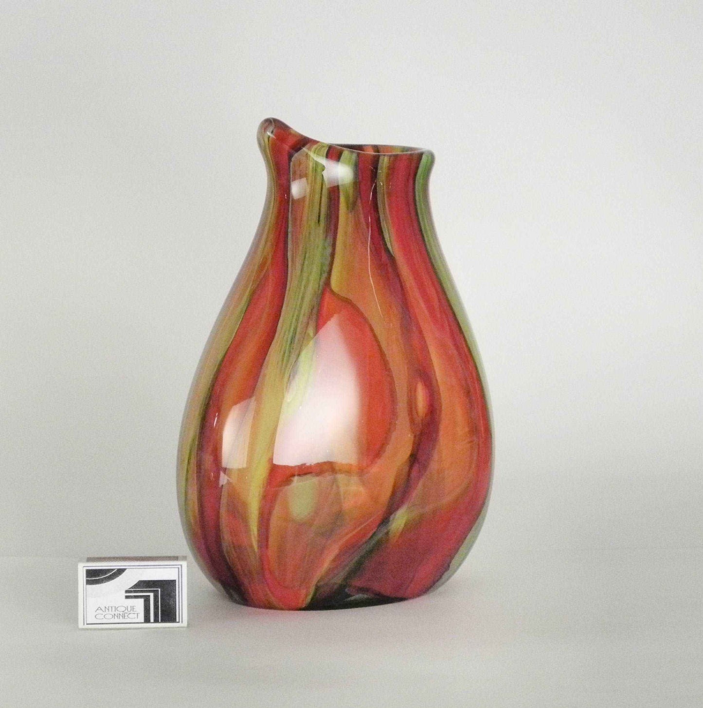 Farbige Schnabelvase