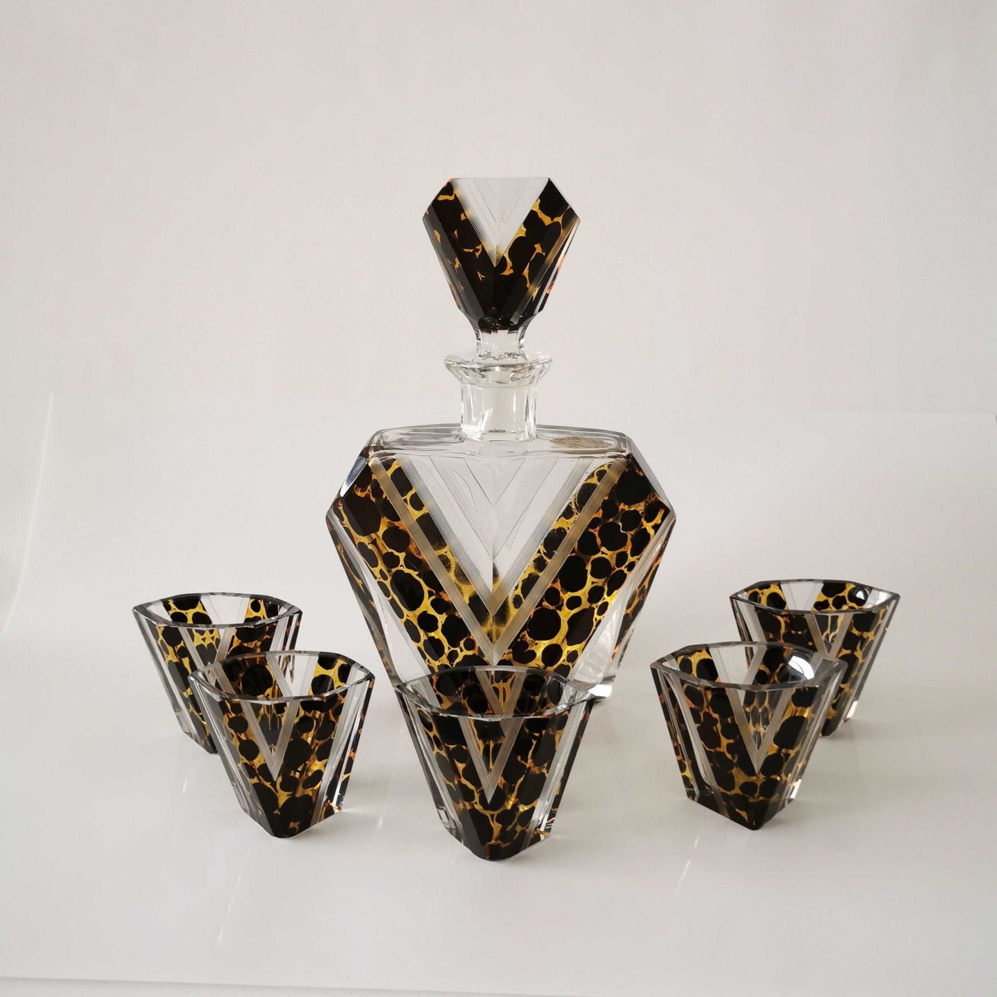 Böhmische Art Déco Kristallkaraffe mit Gläsern um 1930.