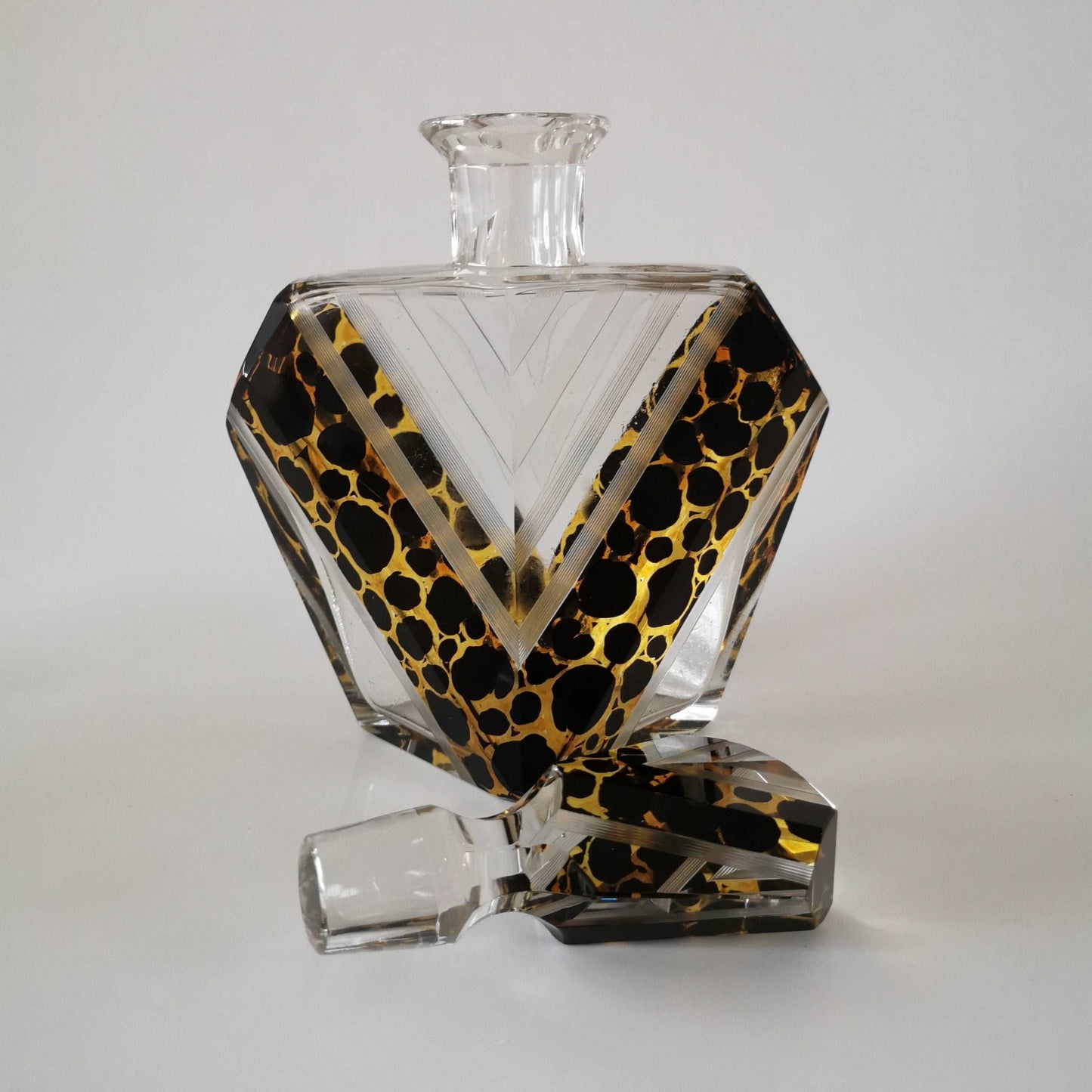 Böhmische Art Déco Kristallkaraffe mit Gläsern um 1930.