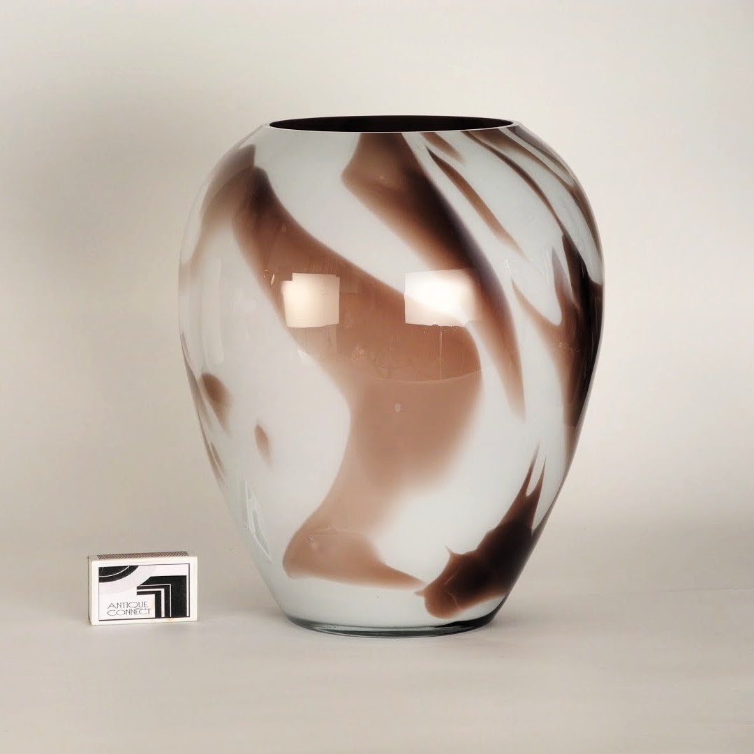Grosse, bauchige Vase in Braun und Weiss.