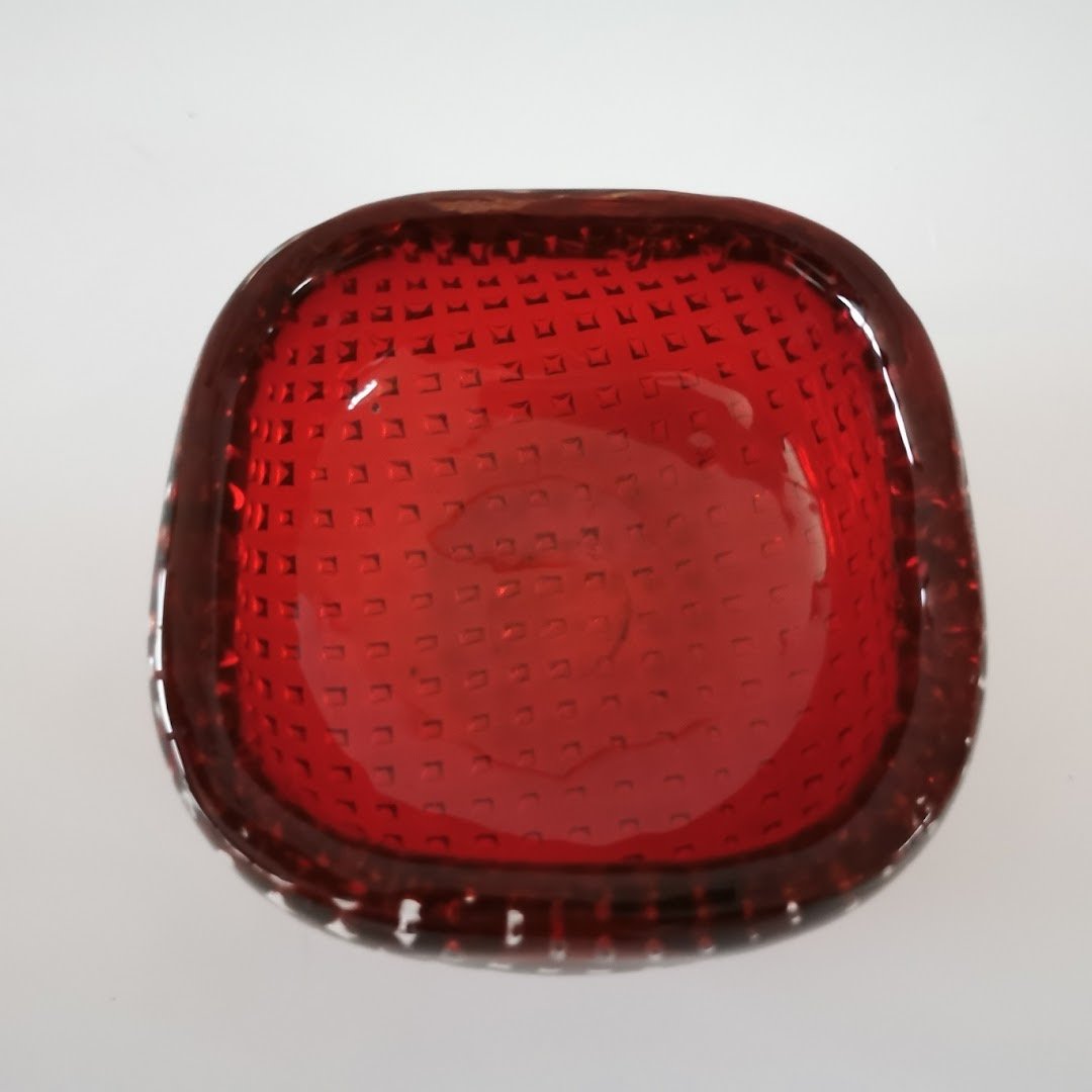 Kleine dunkelrote Glasschale mit Luftblasen Murano Dekorative Gefäße Murano