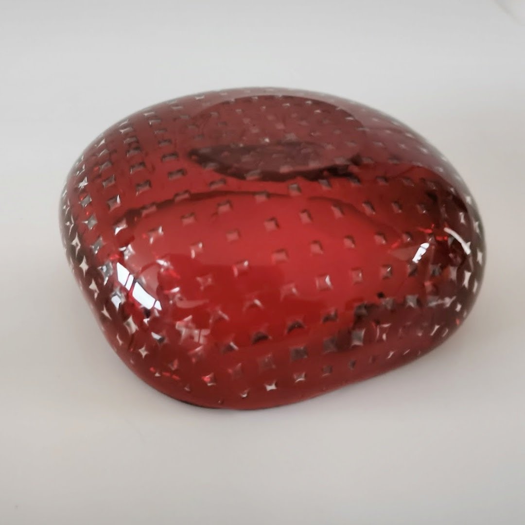 Kleine dunkelrote Glasschale mit Luftblasen Murano Dekorative Gefäße Murano