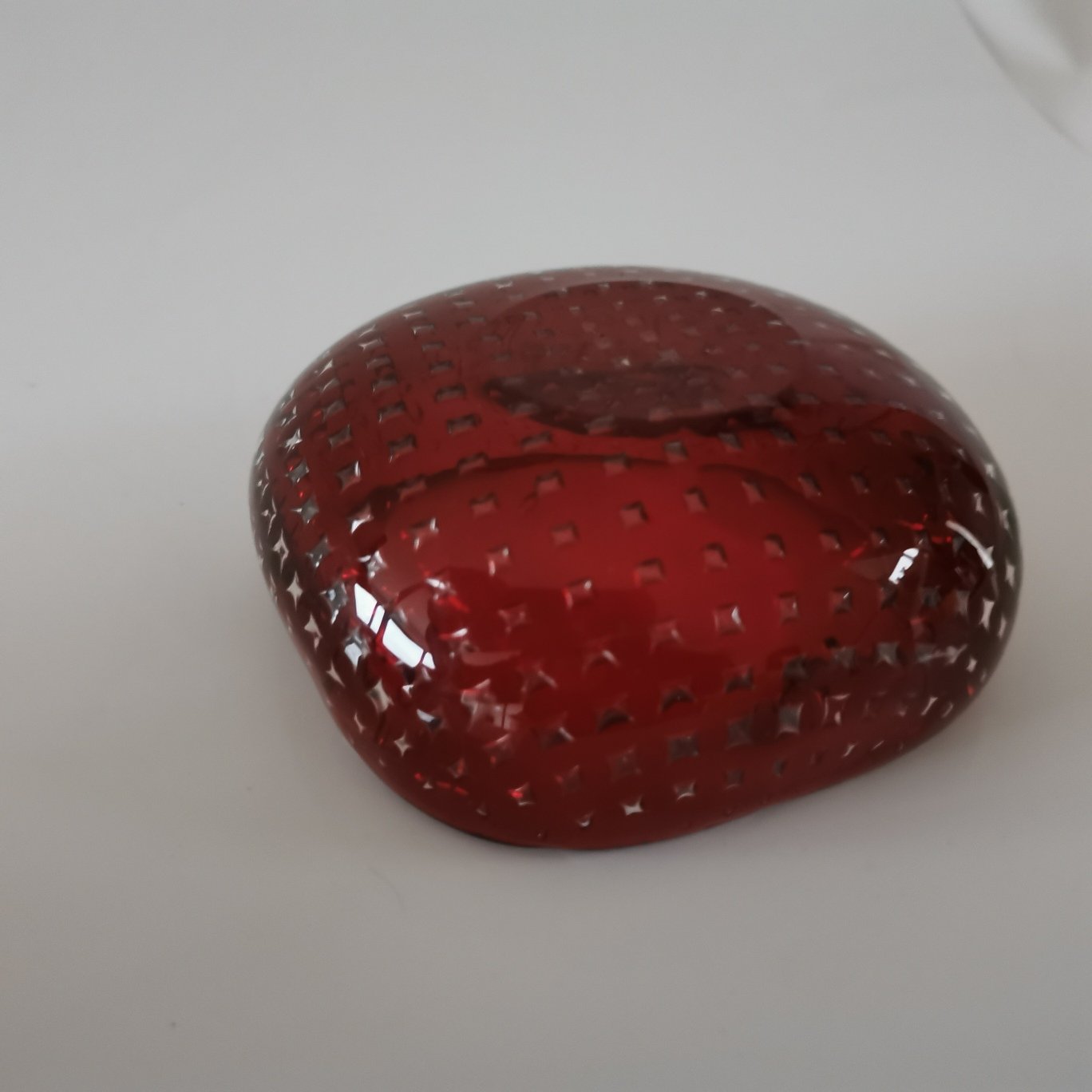 Kleine dunkelrote Glasschale mit Luftblasen Murano Dekorative Gefäße Murano