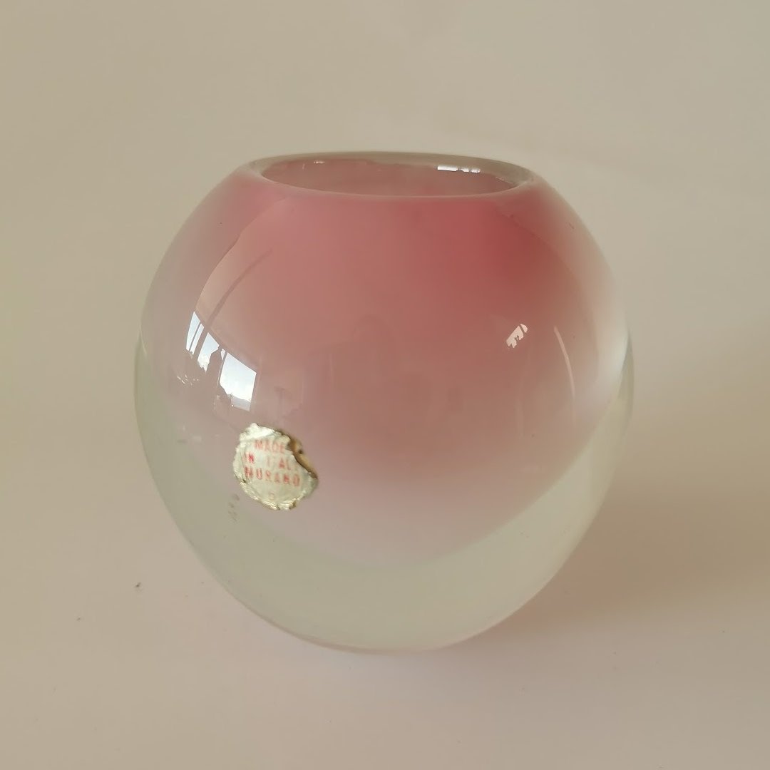 Kleine rosa Kugelschale mit Papierlabel Murano um 1960 Dekorative Gefäße Murano