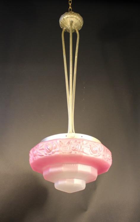 Rosa Art Déco Deckenlampe Frankreich.