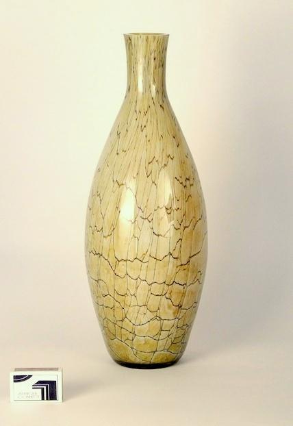 Hohe beige Bodenvase in Flaschenform.