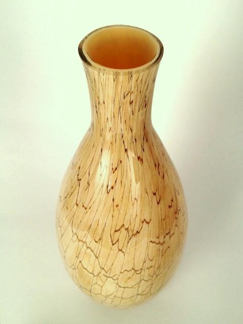 Hohe beige Bodenvase in Flaschenform.