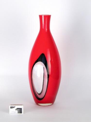 Grosse rote Bodenvase in Flaschenform.
