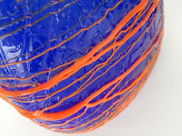 Hohe blaue Bodenvase.