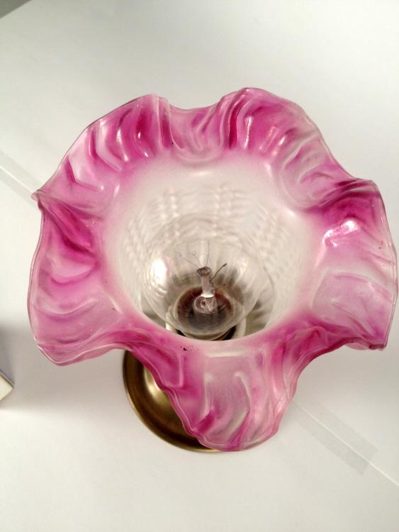 Jugendstil Wandlampe Deckenlampe mit altrosafarbenem opalinem Glas.