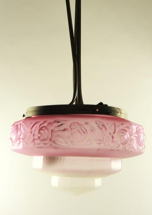 Rosa Art Déco Deckenlampe Frankreich.