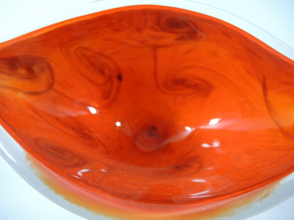 Ovale, weisse Schale mit rotem Innenfang von Fratelli Toso, Murano