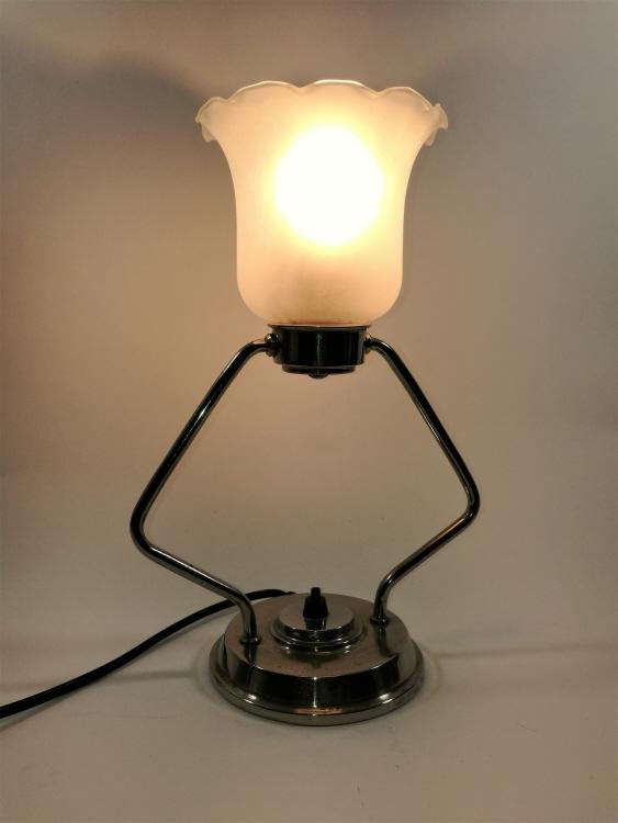 Schlichte Art Déco Tischlampe.