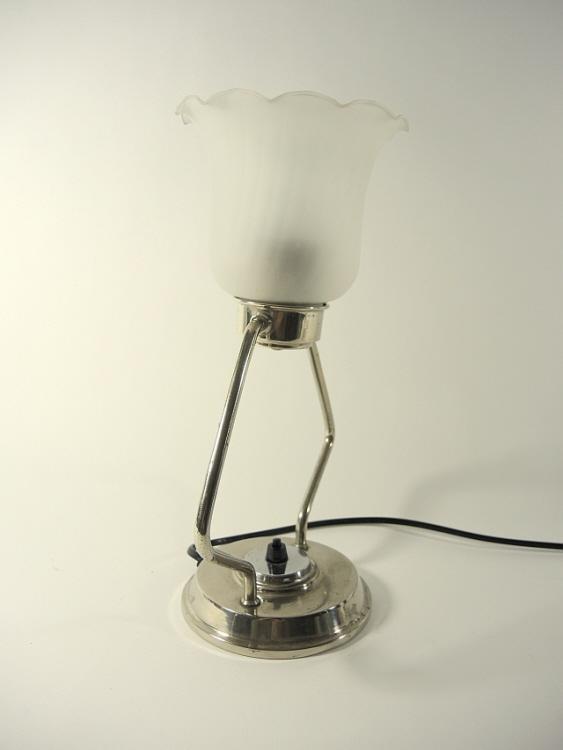 Schlichte Art Déco Tischlampe.