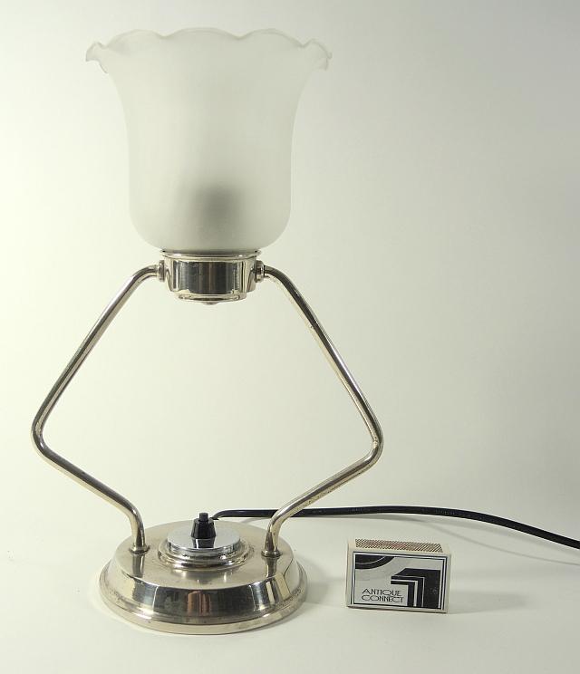 Schlichte Art Déco Tischlampe.