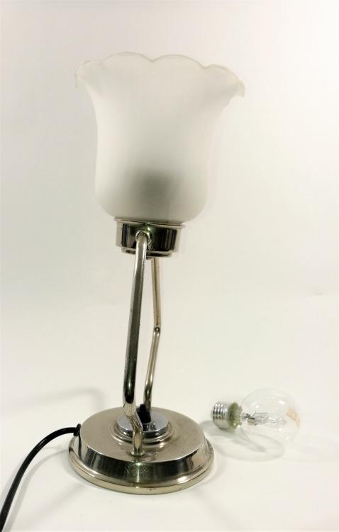 Schlichte Art Déco Tischlampe.