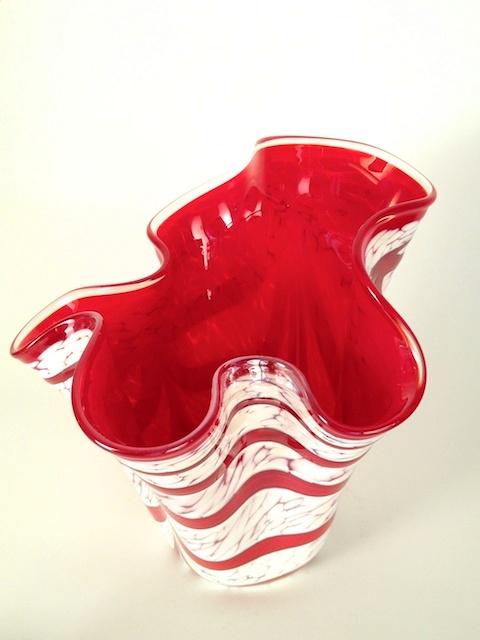 Rotweisse Fazzoletti Vase mit Perlmuttglanz.