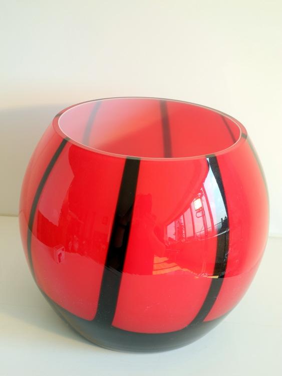 Runde Vase in Schwarz und Rot.