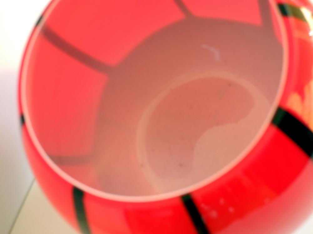 Runde Vase in Schwarz und Rot.