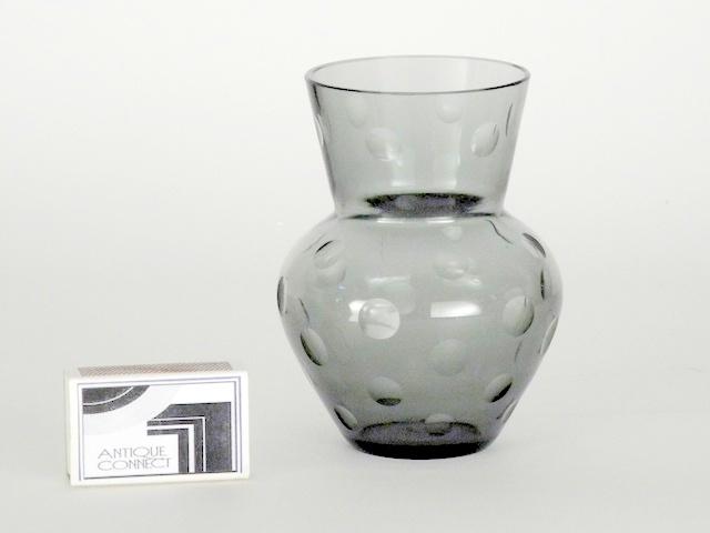 Kleine graue Vase mit geschliffenen Augen.