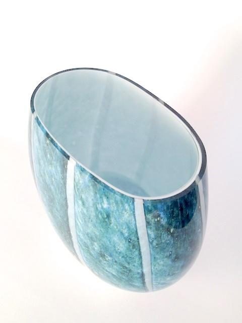 Elegante, ovale Vase weiss und petrolblau.
