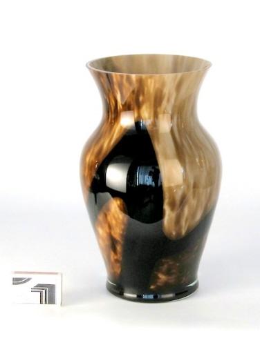 Grosse Vase in Brauntönen.