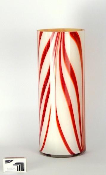 Hohe runde weissrote Vase.