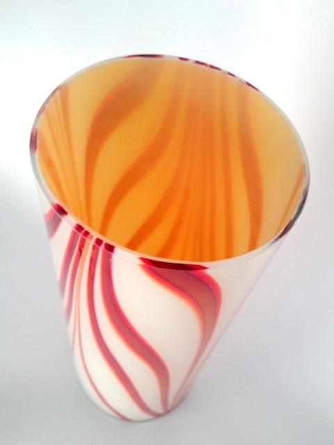 Hohe runde weissrote Vase.