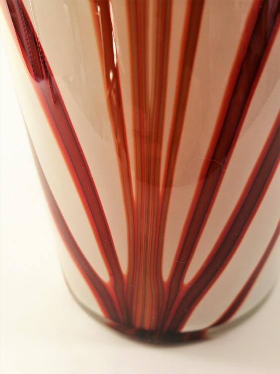 Hohe runde weissrote Vase.