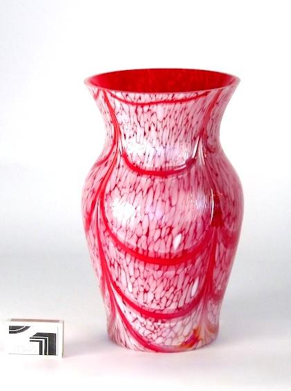 Rote Vase mit Perlmuttglanz.