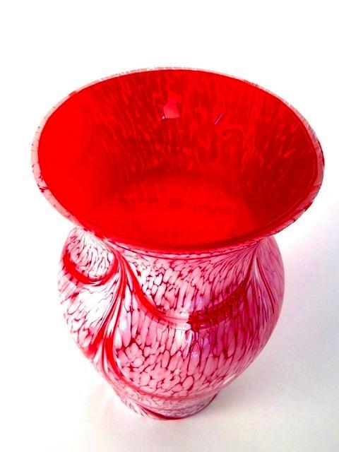 Rote Vase mit Perlmuttglanz.