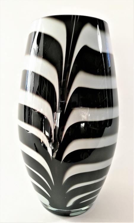 Grosse schwarzweisse Vase mit Zebramuster.