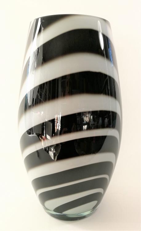 Grosse schwarzweisse Vase mit Zebramuster.