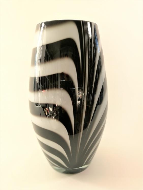 Grosse schwarzweisse Vase mit Zebramuster.