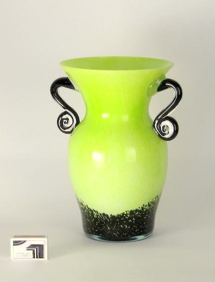 Grüne Henkelvase.