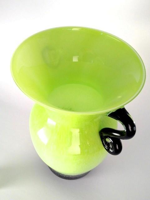 Grüne Henkelvase.