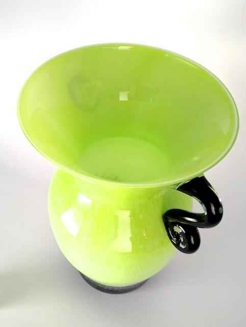 Grüne Henkelvase