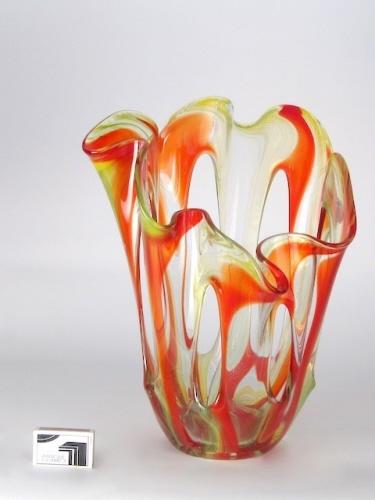 Farbige Design Fazzoletti Vase mit Löchern.