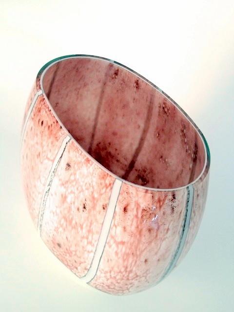 Elegante, ovale Vase weiss und altrosa.