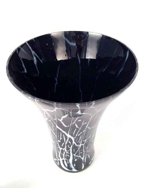 Schwarze Vase